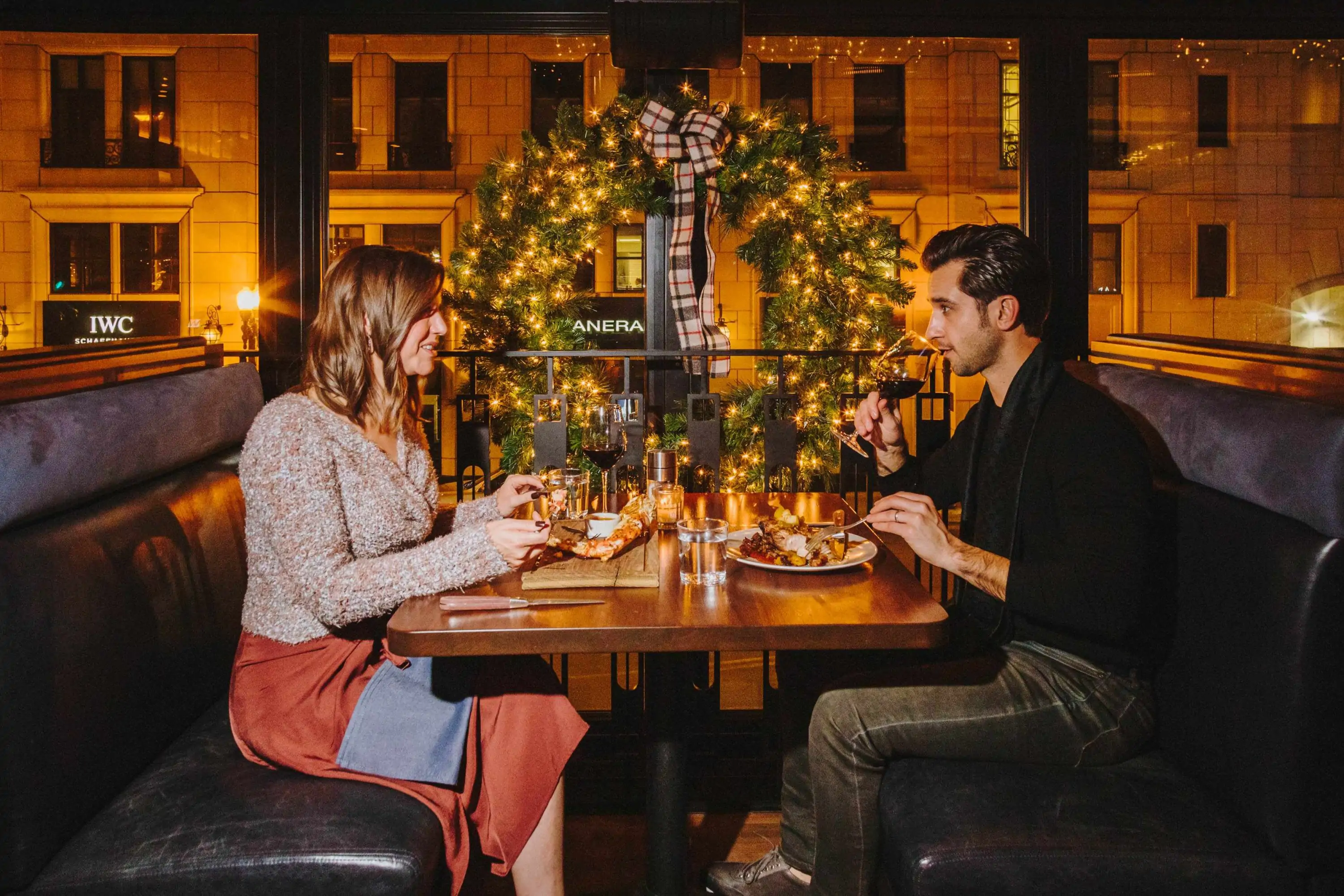 couple-having-christmas-dinner